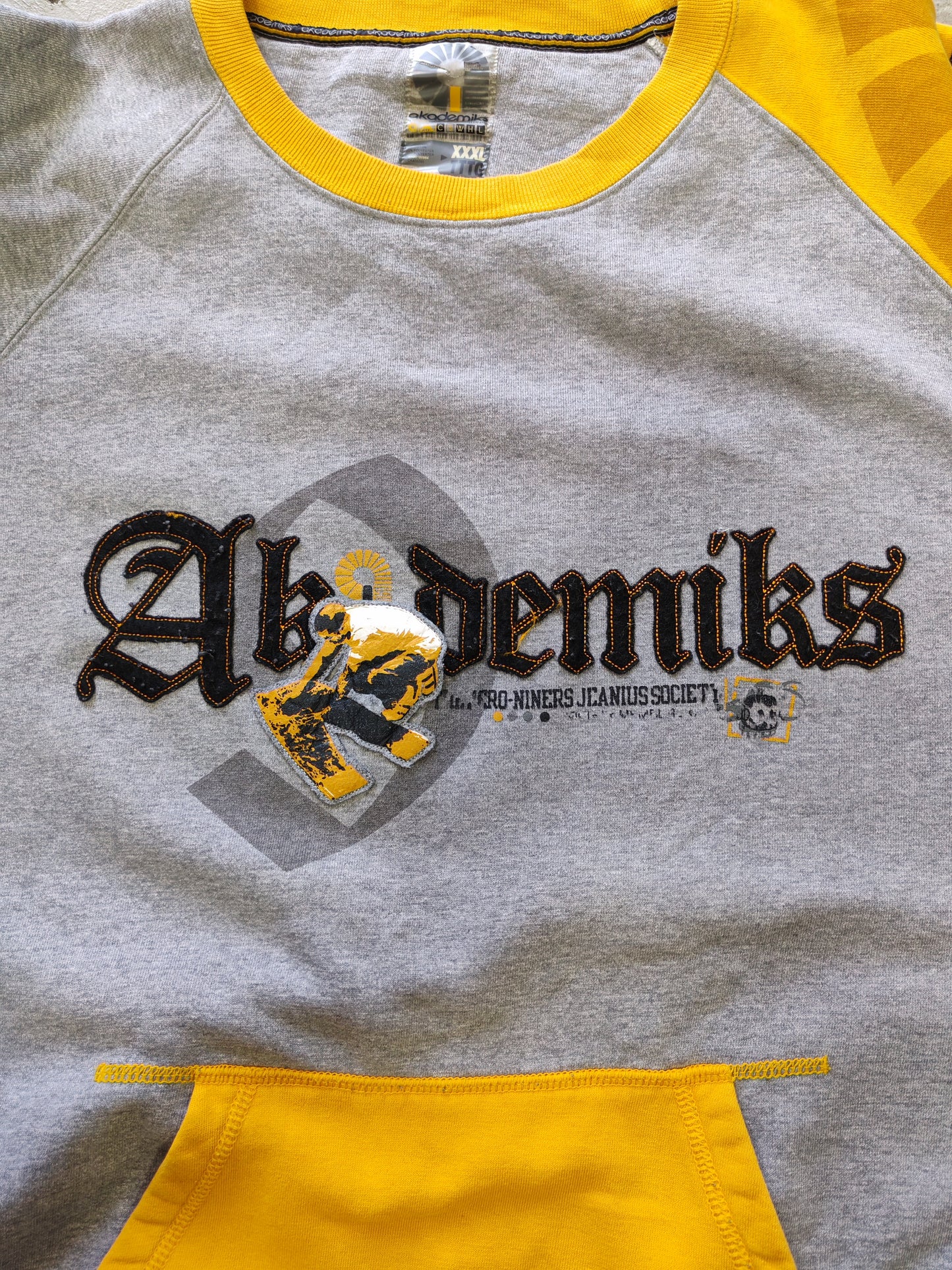 Akademiks Astro-Niners Crewneck Sweatshirt Grey/Yellow – XL/XXL