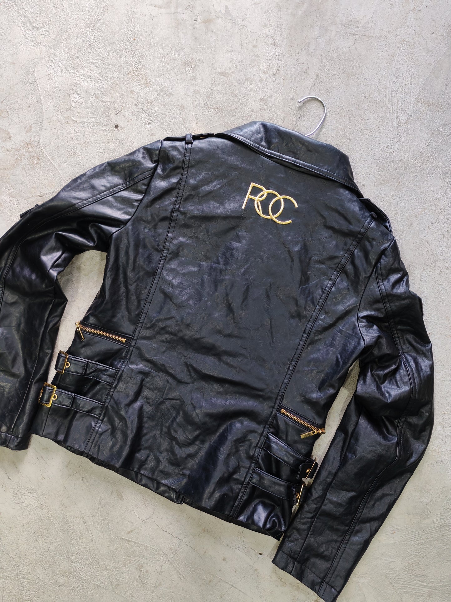 Rocawear Moto Biker Leather Jacket Black Gold – M Mujer / S Hombre