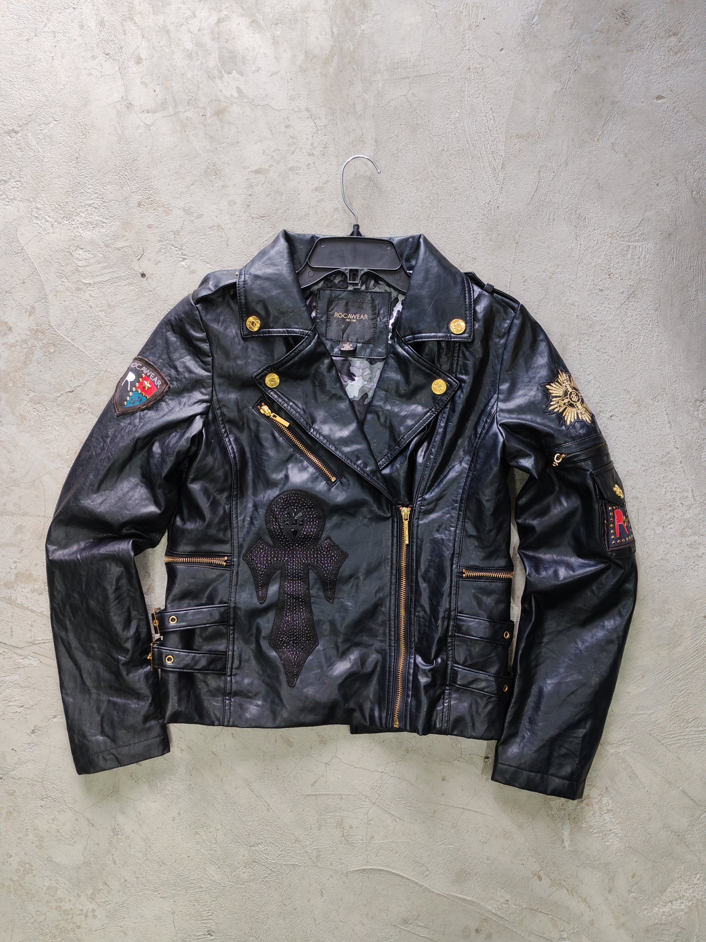 Rocawear Moto Biker Leather Jacket Black Gold – M Mujer / S Hombre