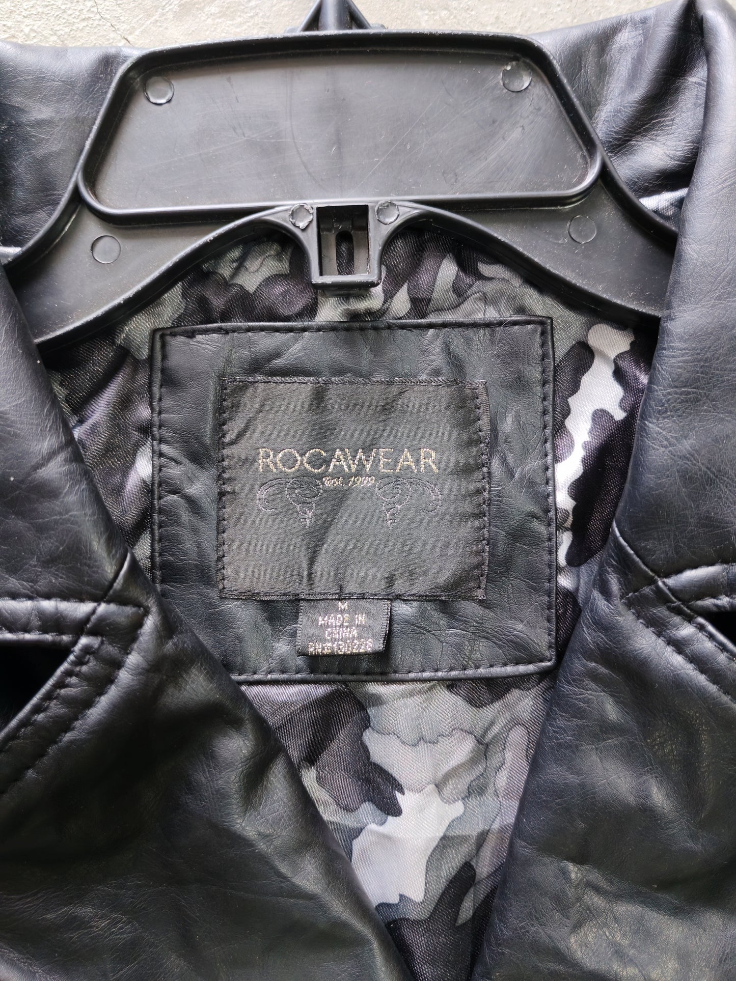 Rocawear Moto Biker Leather Jacket Black Gold – M Mujer / S Hombre