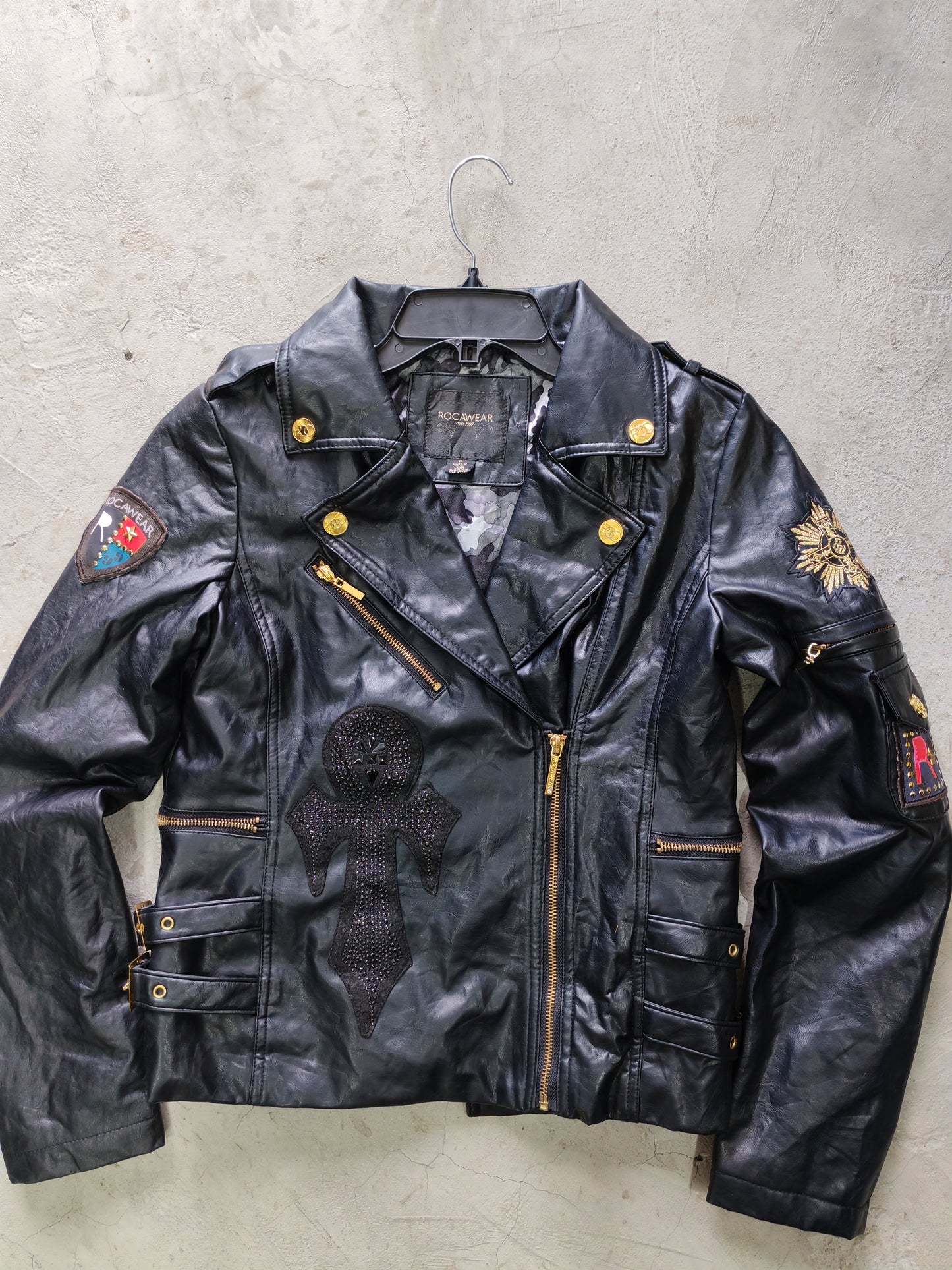 Rocawear Moto Biker Leather Jacket Black Gold – M Mujer / S Hombre