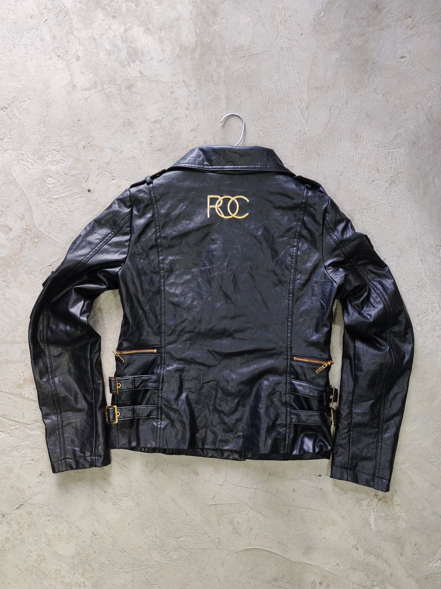 Rocawear Moto Biker Leather Jacket Black Gold – M Mujer / S Hombre