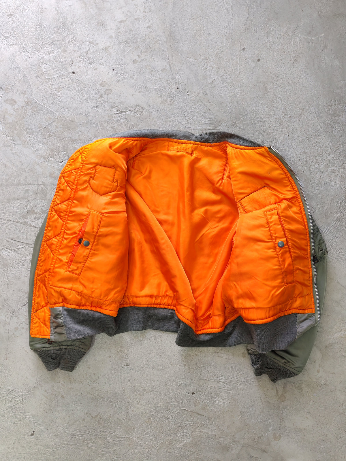US Air Force MA-1 Flight Jacket Sage Green Forro Naranja Patch USAF – S/M Military Authentic