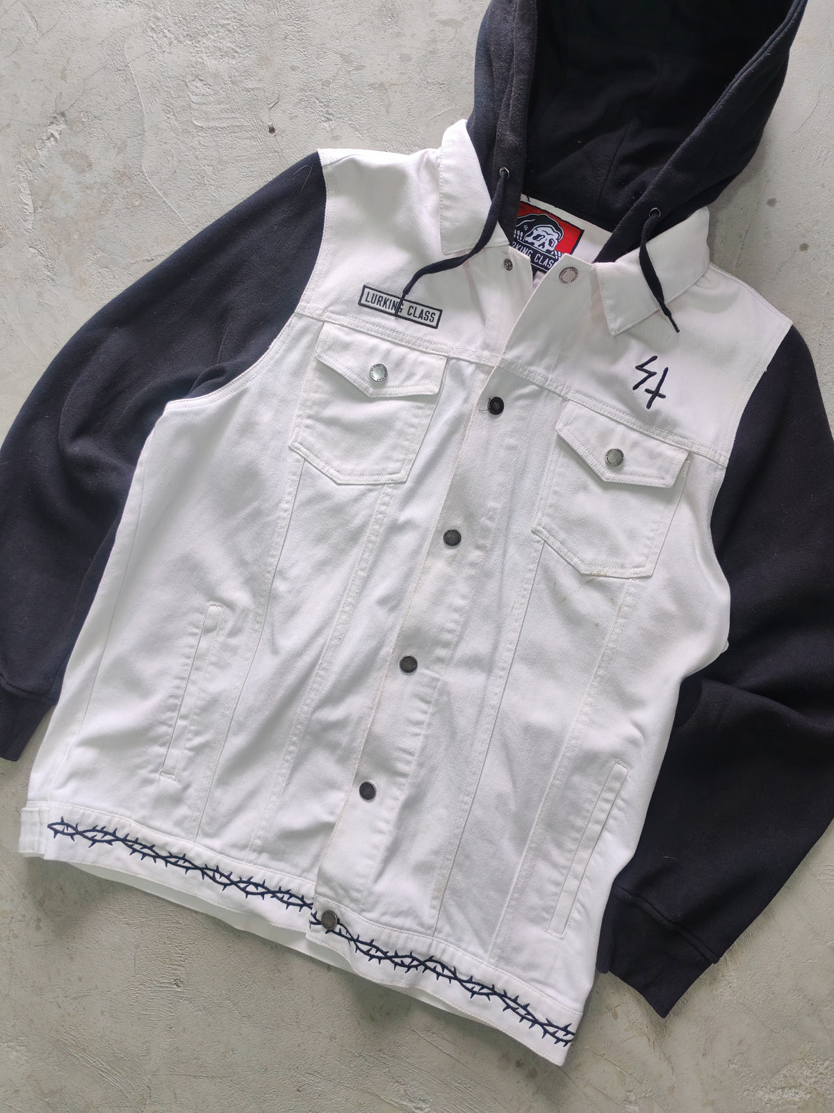 Lurking Class by Sketchy Tank GFY Hooded Denim Jacket Blanco Negro – L Skate Streetwear Grail