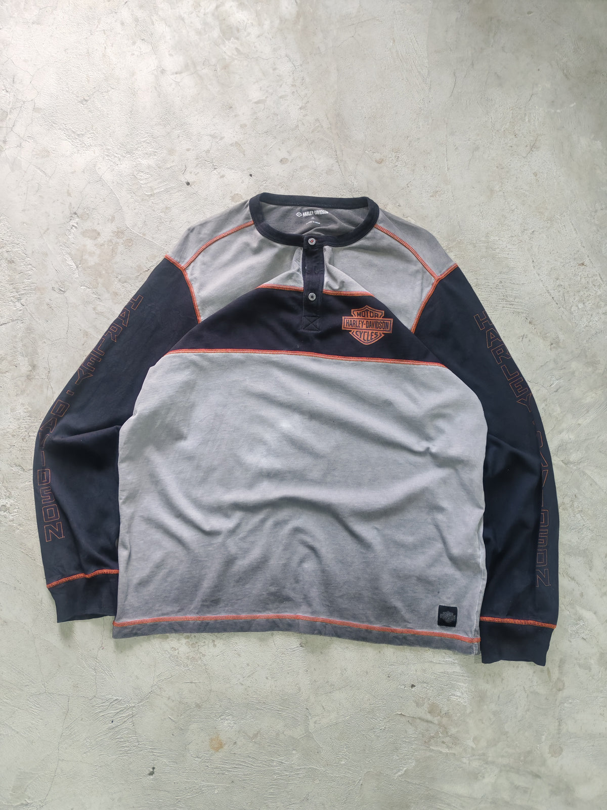 Henley Harley-Davidson Gris Negro Costuras Naranjas Talla XL