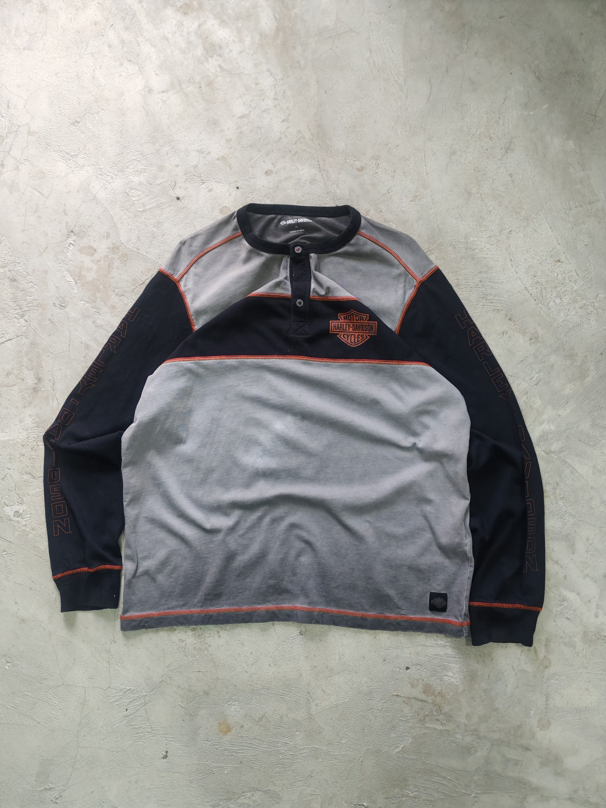 Henley Harley-Davidson Gris Negro Costuras Naranjas Talla XL
