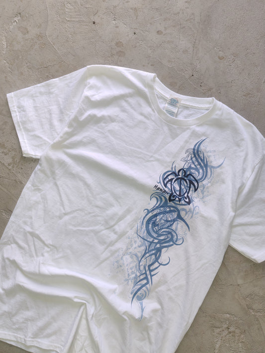 Playera Delta Blanca Tribal Tortugas Azules Talla L
